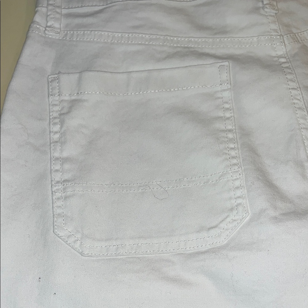 Bandolino Women's Crisp White Bermudas - Picture 5 of 7